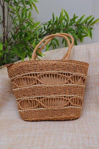 حقيبة شاطئية من الخيزران بتصميم بسيط وزخارف مميزة