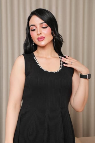 فستان شتوي بدون أكمام بتطريز كريستال