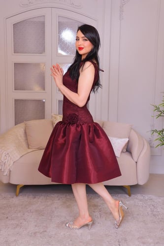 فستان سهرة قصير بلون عنابي مع تفاصيل أنثوية