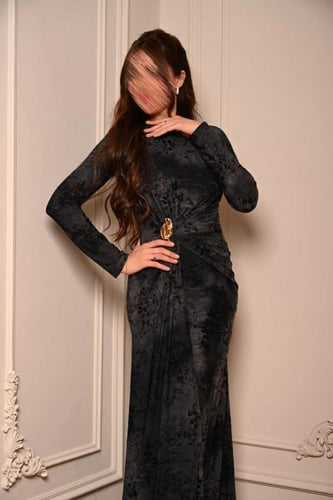 فستان أنيق بقصة انسيابية تبرز القوام