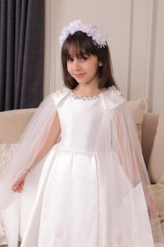 فستان بناتي فاخر باللون الأبيض الملكي
