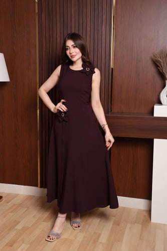 فستان العيد بتنسيقات ورد بدون أكمام