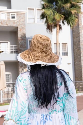 قبعة قش واسعة بتصميم عصري وزخرفة دانتيل