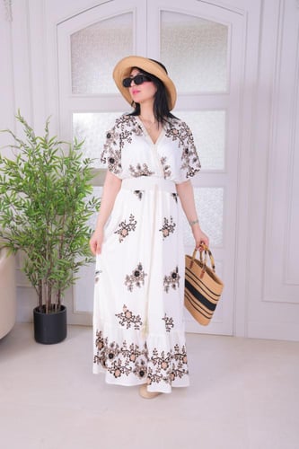 فستان صيفي مزخرف بتصميم عصري وأنيق