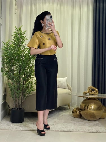 طقم نسائي أنيق بتصميم فاخر يجمع بين العصرية والفخا...