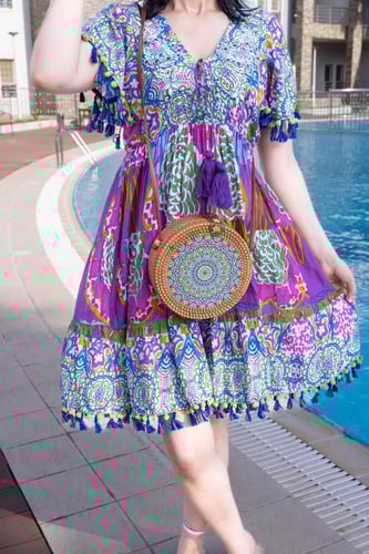 فستان صيفي قصير بألوان حيوية وتصميم عصري