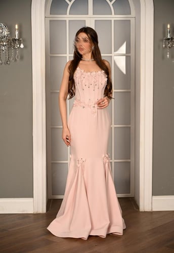 فستان سهرة طويل لون وردي مزين بالورد ميرلي