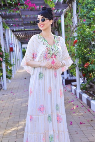 فستان صيفي مزخرف بنقوش زهور ملونة وأنيقة