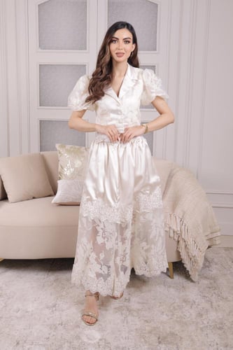 طقم نسائي بتصميم ساتاني فاخر وتفاصيل أنثوية جذابة