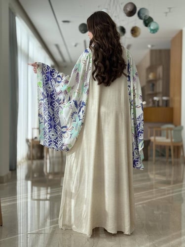 جلابية نسائية بأكمام واسعة ملوّنة ولمسة أنيقة