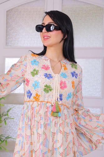 فستان صيفي مزخرف بألوان زاهية وتصميم أنثوي