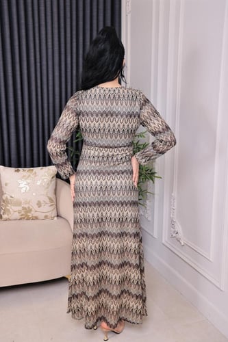 فستان طويل بتصميم أنيق مع تفاصيل هندسية