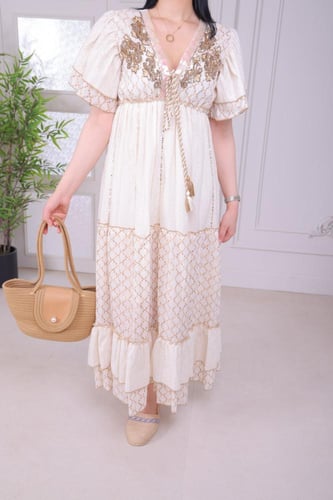 فستان صيفي مزخرف بتفاصيل دقيقة وأنيقة