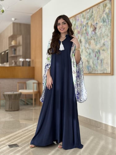 جلابية نسائية بأكمام واسعة ملوّنة ولمسة أنيقة