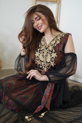 فستان نسائي بتصميم تراثي أصيل