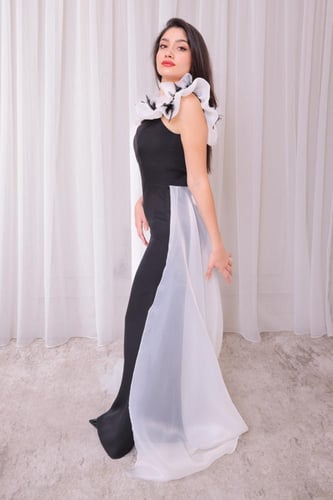 فستان طويل باللون الأسود