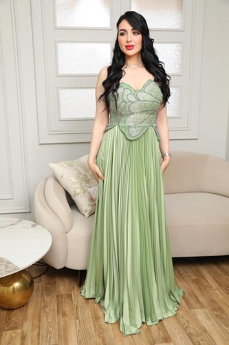 فستان سهرة فخم بتصميم راقٍ وأنثوي