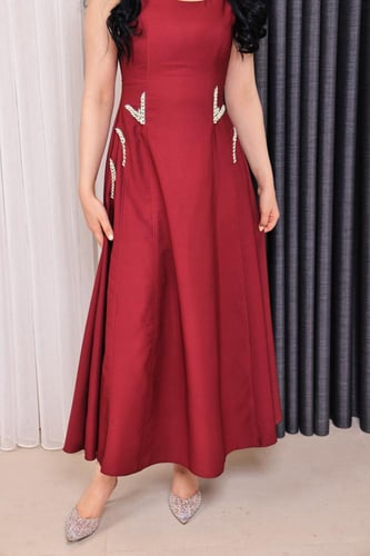 فستان ناعم كلاسيكي بلون الأحمر