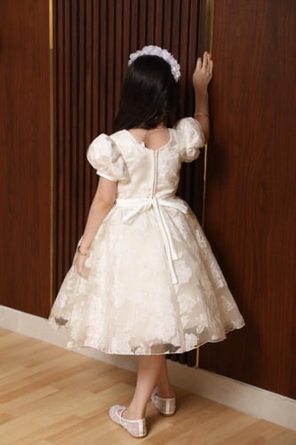 فستان بناتي كريمي تول مطرز منفوش