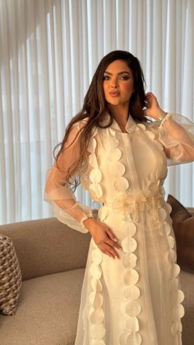 فستان قطعتين بتصميم فاخر وطبقة شيفون مزينة بالورود