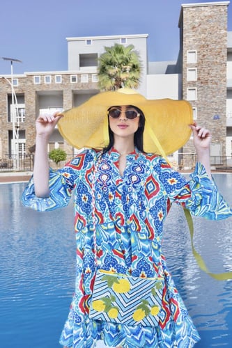 فستان صيفي قصير بتصميم مميز بألوان حيوية