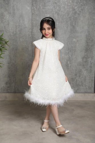 فستان بناتي أبيض بإطلالة فاخرة وعصرية