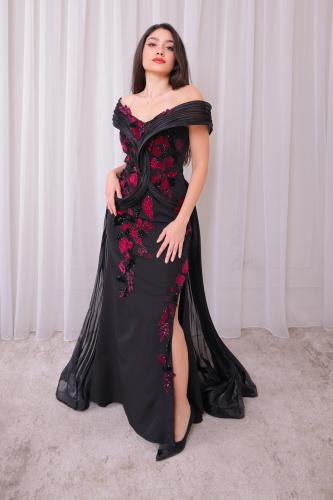 فستان طويل باللون الأسود مزين بالورد العودي