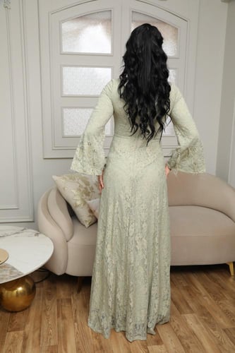 فستان سهرة دانتيل بقصة ملكية