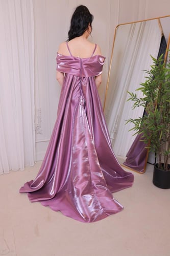 فستان سهرة أبيض مع شال لامع بلون أرجوان