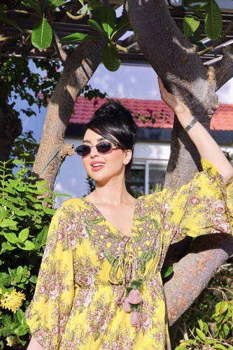 فستان صيفي مزخرف بألوان دافئة ونقوش طبيعية