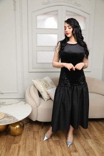 فستان سهرة مخمل أسود بتفاصيل تطريز فاخرة