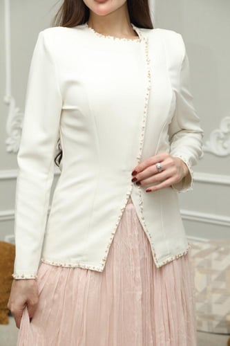 طقم العيد جاكيت أبيض لؤلؤي وتنورة بليسيه وردية