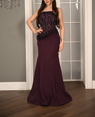 فستان فخم قماش باربي مطرز بجمالية باللون العنابي