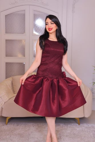 فستان سهرة قصير بلون عنابي مع تفاصيل أنثوية