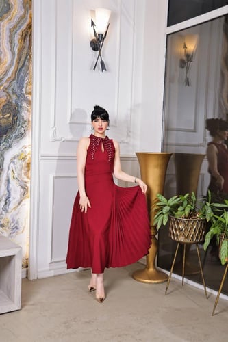 فستان سهرة أحمر بتصميم عصري وجذاب