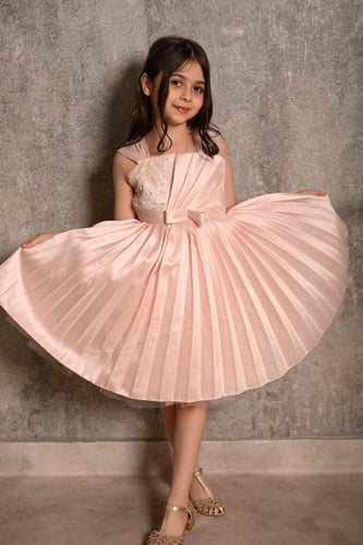 فستان بناتي باللون البنكي قماش ساتان كسرات