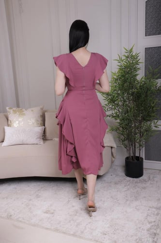 فستان أنثوي بتصميم أنيق ولمسات فاخرة