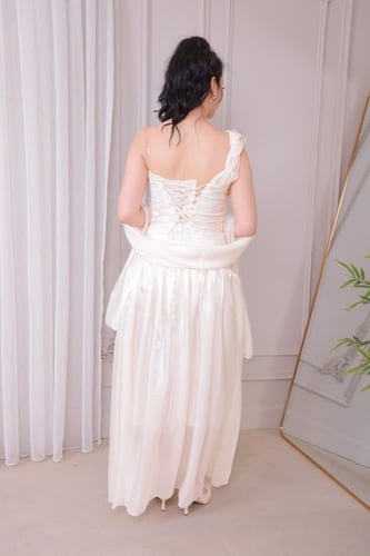 فستان سهرة أبيض مع شال لامع