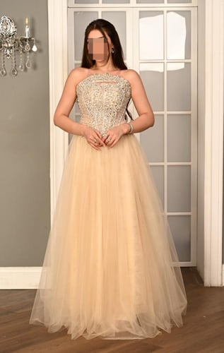 فستان سهرة ذهبي فاتح بتطريز كريستالي فاخر وقماش تو...