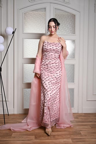 فستان سهرة وردي راقي بتفاصيل فخمة ولمسة أنثوية