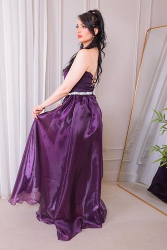 فستان سهرة بنفسجي طويل مع تفاصيل لؤلؤية