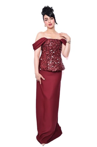 فستان سهرة فاخر بكتف مكشوف وتطريز ترتر لامع