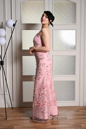 فستان سهرة وردي مطرز بالتل والخرز الفاخر