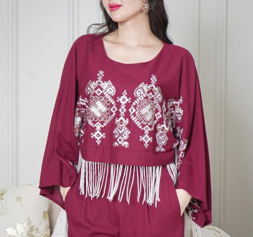 طقم نسائي بتصميم عصري لونين