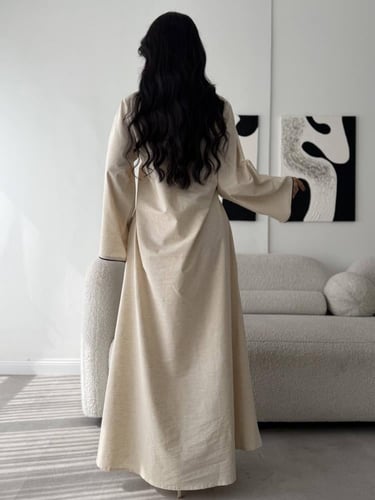 جلابية باللون البيج مع تطريز فاخر في الصدر