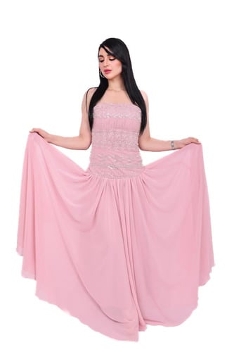 فستان سهرة ناعم بطابع أنثوي رومانسي