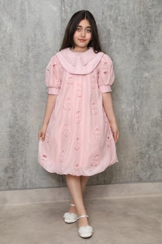 فستان بناتي باللون السماوي مع اهداب لامعة وتدخيلات...