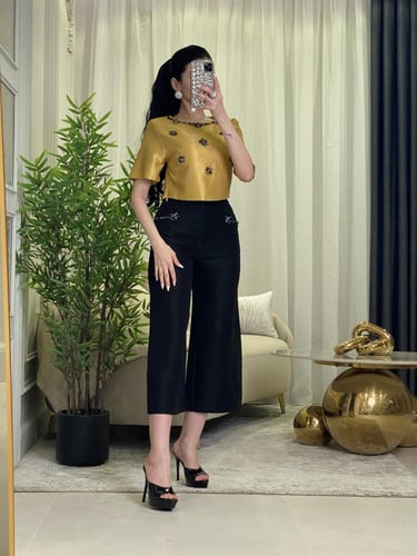 طقم نسائي أنيق بتصميم فاخر يجمع بين العصرية والفخا...