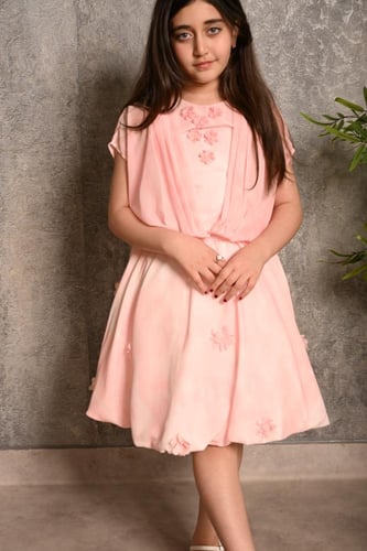 طقم بناتي مزين بالورود