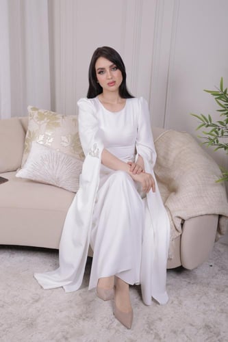 فستان طويل بأكمام واسعة مزينة بتطريزات أنيقة